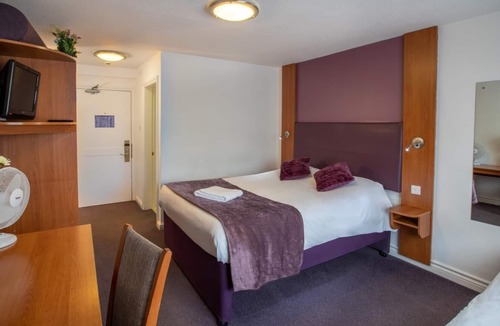 Shirley Hotel | Redwings Lodge Solihull