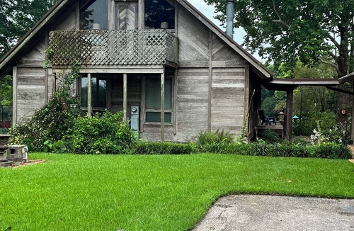 Flora House | Redwood Retreat situated on the peaceful Cane River.