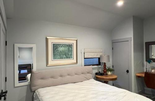 Upper Telegraph Apartment | Redwood Room