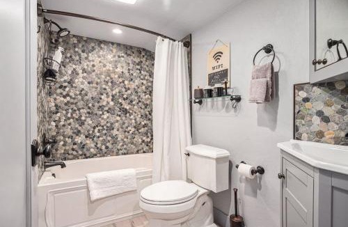 Upper Telegraph Apartment | Redwood Room