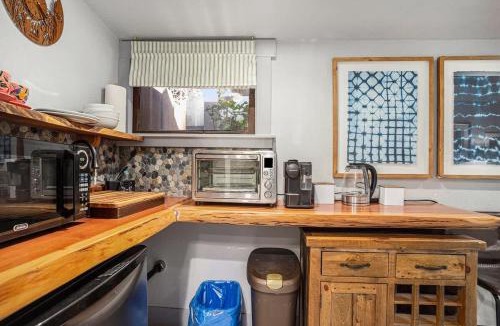 Upper Telegraph Apartment | Redwood Room