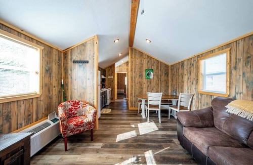 Broken Bow Cabin | Redwood: Sleep 4, Tiny Cabin, Pets, Near Lake/Park