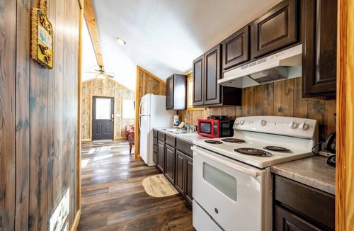 Broken Bow Cabin | Redwood: Sleep 4, Tiny Cabin, Pets, Near Lake/Park