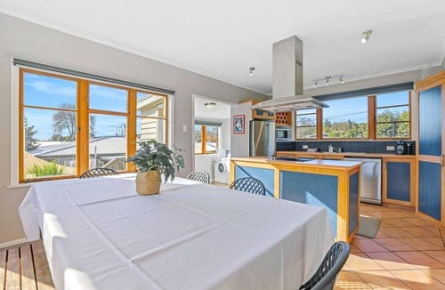 Lynmore House | Redwoods Retreat | Spa Pool, Fireplace & BBQ!