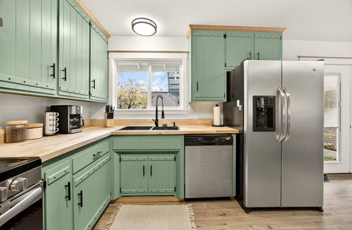 Cave Junction House | Redwoods Stopover by WanderLodges