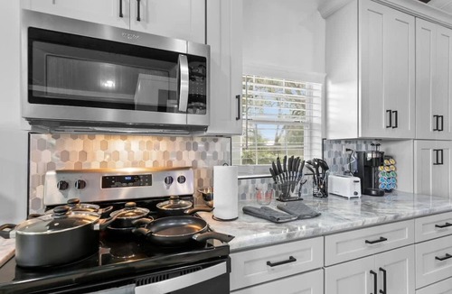 Northside Condo | Reef Break Getaway, Long-Term, King Bd, Laundry