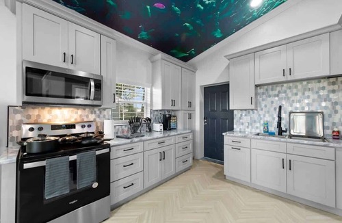 Northside Condo | Reef Break Getaway, Long-Term, King Bd, Laundry