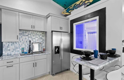 Northside Condo | Reef Break Getaway, Long-Term, King Bd, Laundry