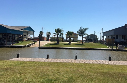 Bay City House | Reel Simple Canal Cabin Sargent, Tx