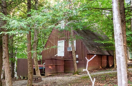 Keslers Cross Lanes Ski Chalet | Reel Simple - Pet Friendly with Hot Tub