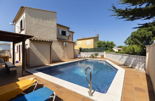 L'Escala House | Ref. GINESTA: huge house with private pool and AC.