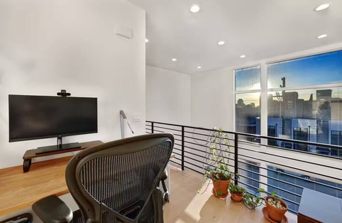Stevens House | Refined Capitol Hill Townhome w/Views & Parking