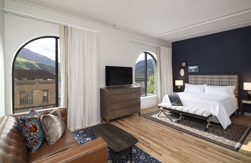 Glenwood Springs Hotel | Refined City Accommodation Close to Museums, Shopping & Dining | 3 Units