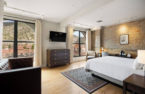 Glenwood Springs Hotel | Refined City Accommodation Close to Museums, Shopping & Dining | 3 Units