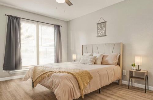 Far North Dallas Apartment | Refined Dallas 1BR Pool and Gym Galleria 20 Min to DT