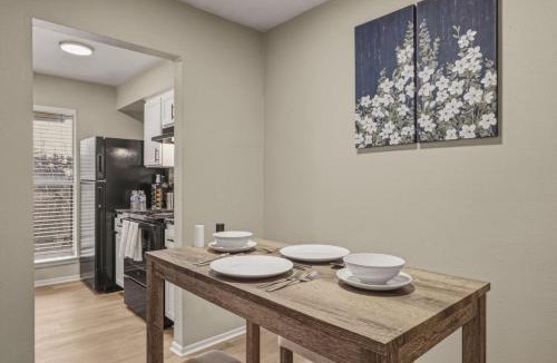 Far North Dallas Apartment | Refined Dallas 1BR Pool and Gym Galleria 20 Min to DT