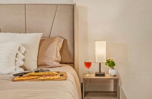 Far North Dallas Apartment | Refined Dallas 1BR Pool and Gym Galleria 20 Min to DT