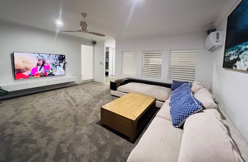 Mermaid Waters House | Reflections at Broadbeach - Heated Pool- Absolute Waterfront Entertainer!