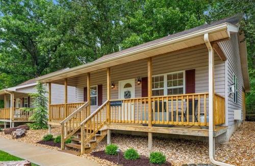Branson Cottage | REFLECTIONS COTTAGE - Private Hot Tub and Fire Pit