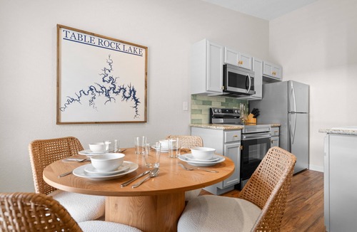 Kimberling City Condo | Refreshed Lake Access Bungalow with Cmty Pool,Walking Trail,Pickleball, Mini Golf,& Free Tickets