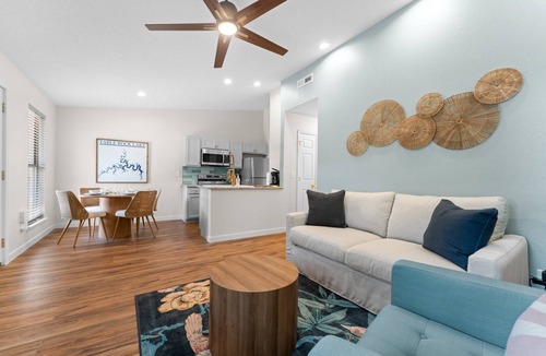 Kimberling City Condo | Refreshed Lake Access Bungalow with Cmty Pool,Walking Trail,Pickleball, Mini Golf,& Free Tickets