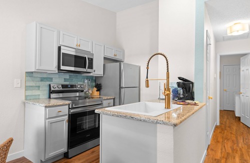 Kimberling City Condo | Refreshed Lake Access Bungalow with Cmty Pool,Walking Trail,Pickleball, Mini Golf,& Free Tickets