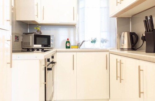 Dumbarton Apartment | Refreshing Modern Apartment in Dumbarton