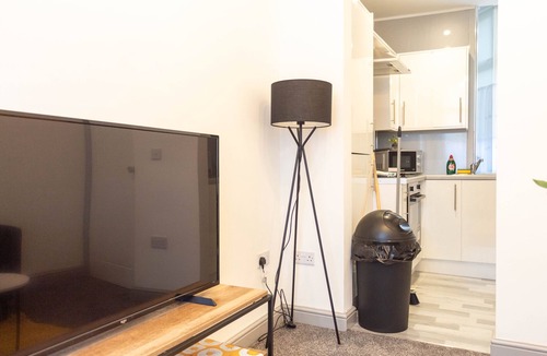 Dumbarton Apartment | Refreshing Modern Apartment in Dumbarton