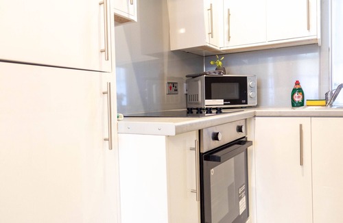 Dumbarton Apartment | Refreshing Modern Apartment in Dumbarton