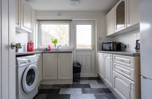 Bathgate Apartment | Refreshing Modern Apartment in Bathgate