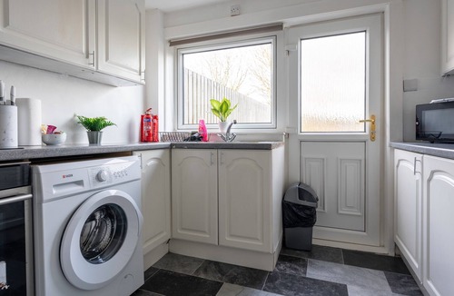 Bathgate Apartment | Refreshing Modern Apartment in Bathgate