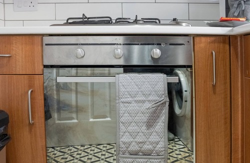 Paisley Apartment | Refreshing Modern Apartment in Paisley