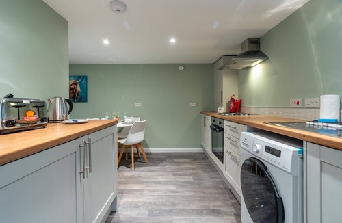 Lanark Apartment | Refreshing Modern Apartment in Lanark