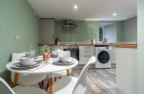 Lanark Apartment | Refreshing Modern Apartment in Lanark