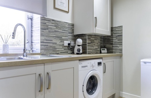 Lanark Apartment | Refreshing Modern Apartment in Lanark