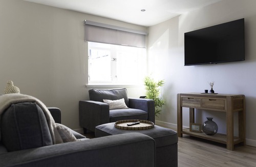 Lanark Apartment | Refreshing Modern Apartment in Lanark