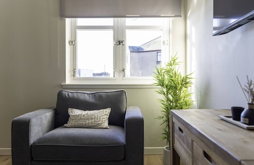 Lanark Apartment | Refreshing Modern Apartment in Lanark