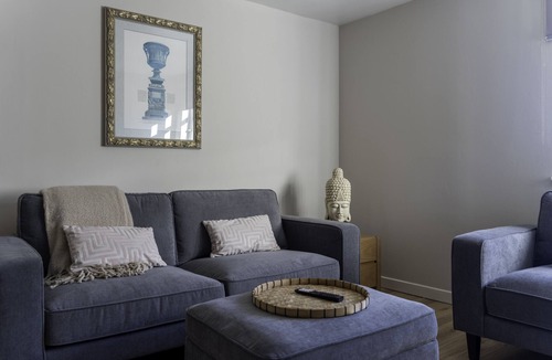 Lanark Apartment | Refreshing Modern Apartment in Lanark