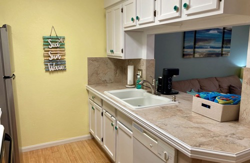Corpus Christi Apartment | Refreshing Oasis! Steps from the Beach! Studio with Loft, Indoor Pool & Hot Tub