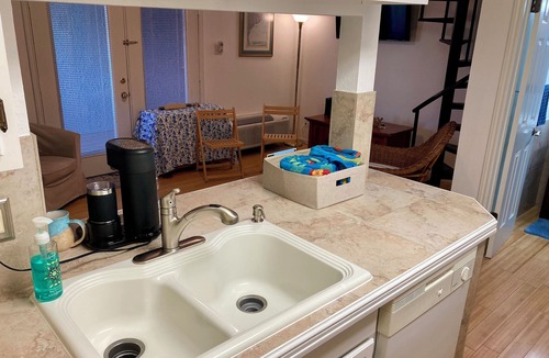 Corpus Christi Apartment | Refreshing Oasis! Steps from the Beach! Studio with Loft, Indoor Pool & Hot Tub