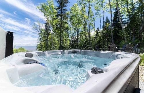 Les Eboulements Ski Chalet | Refuge 1: Hot Tub, Sauna & St. Lawrence Views
