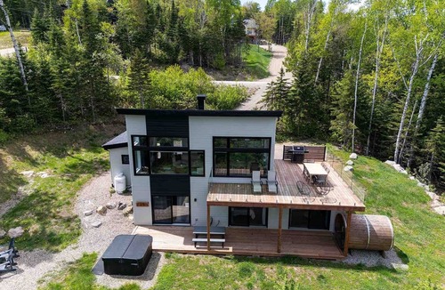 Les Eboulements Ski Chalet | Refuge 1: Hot Tub, Sauna & St. Lawrence Views