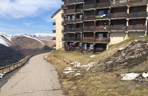 Bagneres-de-Luchon Apartment | Refuge 66 is ideally located facing south, close to the ski slopes and hiking trails.