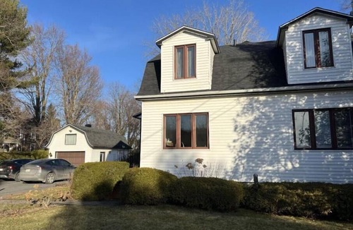 Outremont Cottage | Refuge en Bord de l'Eau : Évasion Naturelle au Charme Intemporel