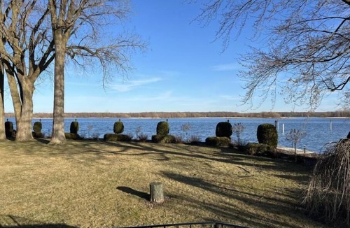 Outremont Cottage | Refuge en Bord de l'Eau : Évasion Naturelle au Charme Intemporel