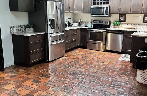Eustis House | Refuge Home, Jacuzzi & Heated Pool 35 min Orlando.