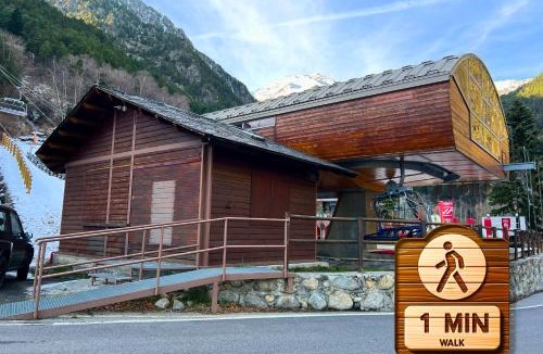 Arinsal Apartment | Refugio de Montaña, Terraza con Vistas y Parking I AndStay