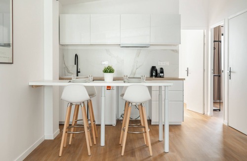 Quartier des Grandes-Carrieres Apartment | Refurbished 2-bedroom apartment
