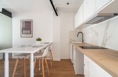 Quartier des Grandes-Carrieres Apartment | Refurbished 2-bedroom apartment