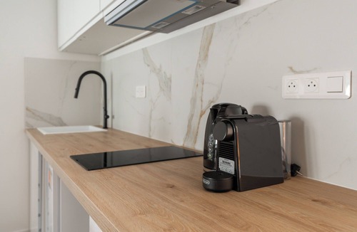 Quartier des Grandes-Carrieres Apartment | Refurbished 2-bedroom apartment